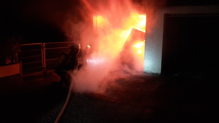 FW-EN: PKW in Garage in Vollbrand