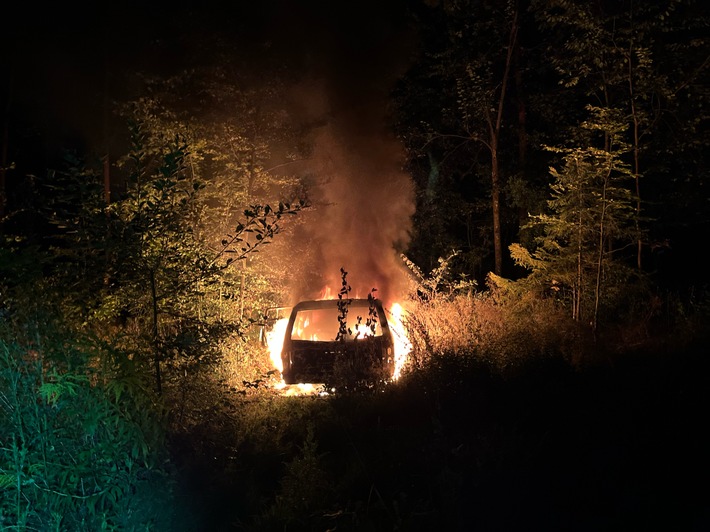 POL-UL: (HDH) Herbrechtingen - Ausgebranntes Auto / Am Sonntag rückten Einsatzkräfte zu einem brennenden Fahrzeug bei Herbrechtingen aus.