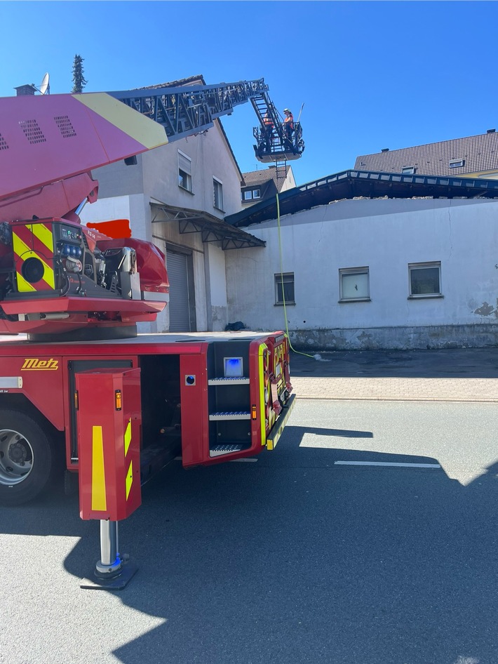 FW-PL: Lagerhalle drohte einzustürzen - Feuerwehr verhindert Schlimmeres