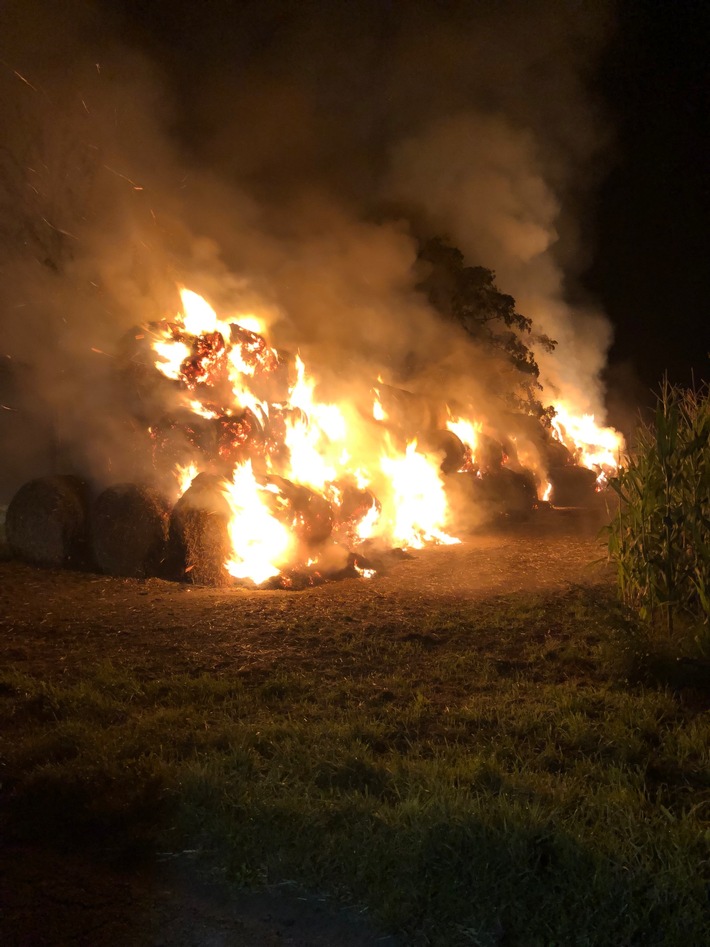 POL-HAM: 250 Strohballen in Flammen