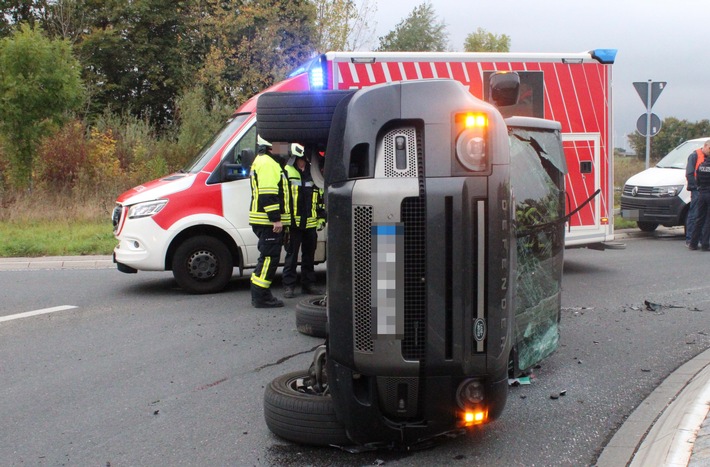 POL-DN: Zwei Verletzte und hoher Sachschaden bei Unfall im Kreisverkehr