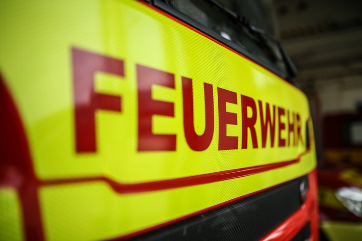 FW Ratingen: Rauchentwicklung in Lagerhalle durch brennende Fritteuse - drei Personen gerettet