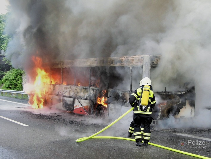 POL-PPWP: A62: Bus ausgebrannt - Autobahn gesperrt