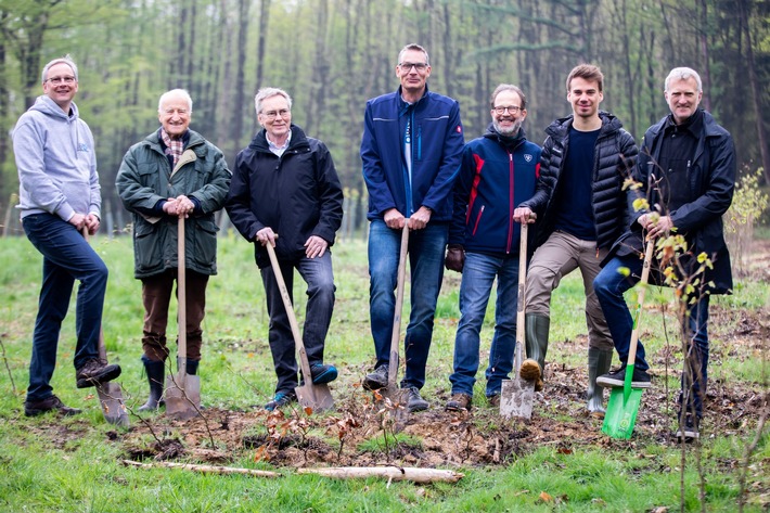 6000 Bäume in Ratingen gepflanzt - Ingenieurkammer-Bau NRW sieht Aufforstungsprojekt als Generationenvertrag