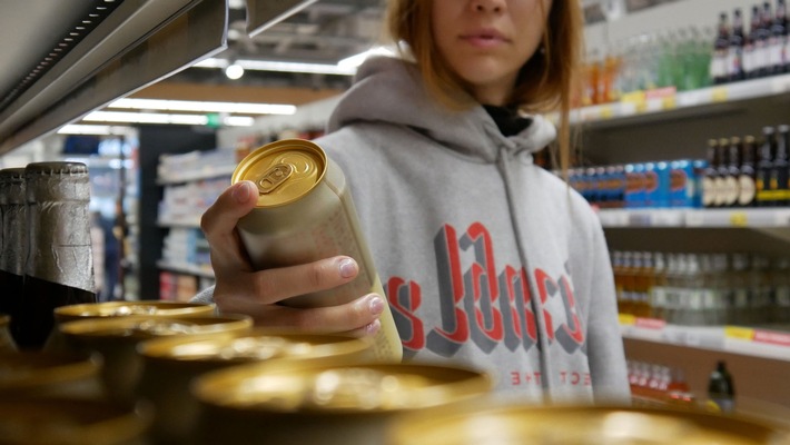 Ein Viertel der getesteten Verkaufspunkte haben im 2024 Alkohol an Jugendliche verkauft ­- Gegensteuer dank neuem Gesetz?