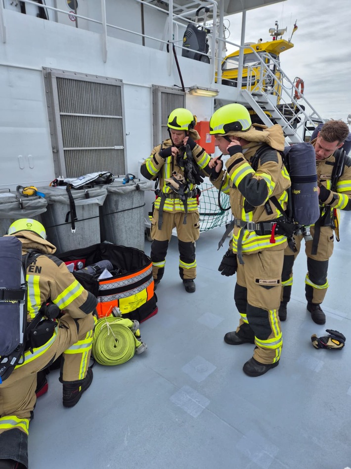 FW Bremerhaven: Schiffsbrandbekämpfungsübung auf der Nordsee
