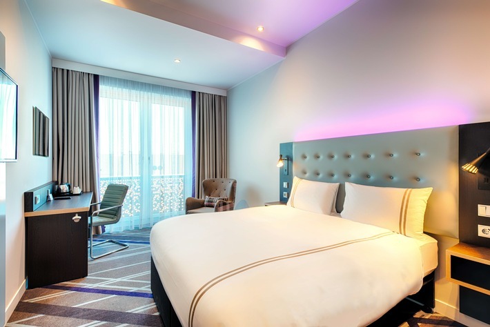 Geräumig und komfortabel: Die Hotelzimmer von Premier Inn mit hochwertigen Matratzen, Kissenauswahl und lila Lichtkonzept / Weiterer Text über ots und www.presseportal.de/nr/121604 / Die Verwendung dieses Bildes für redaktionelle Zwecke ist unter Beachtung aller mitgeteilten Nutzungsbedingungen zulässig und dann auch honorarfrei. Veröffentlichung ausschließlich mit Bildrechte-Hinweis.