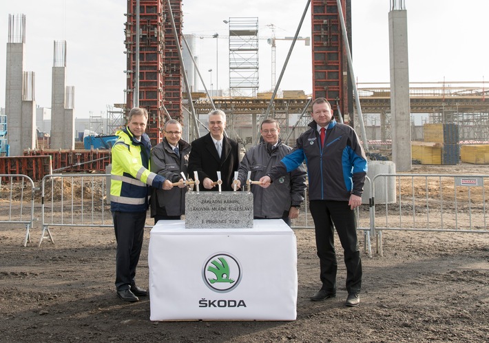 SKODA AUTO legt Grundstein für neue Lackiererei am Stammsitz in Mladá Boleslav (FOTO)