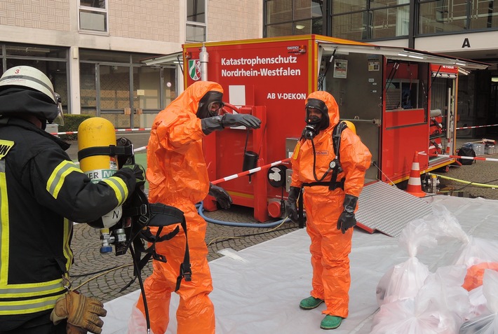 FW-BN: Gefahrstoffaustritt in Chemiesaal - Umweltschutzeinsatz für die Bonner Feuerwehr