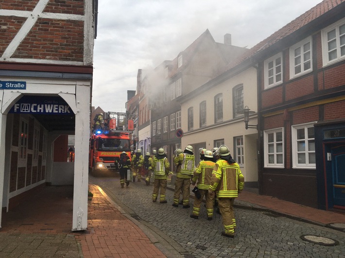 POL-STD: 22-Jähriger beim Balkonabsturz im Alten Land schwer verletzt, Wohnungsbrand in der Stader Innenstadt schnell gelöscht