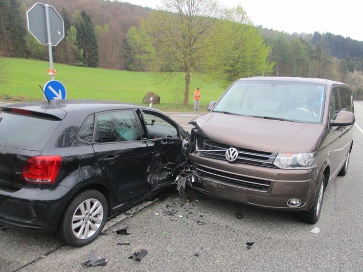 POL-PDPS: Steinalben - Geiselberger Kreuzung - Unfall mit 2 leicht verletzten Personen