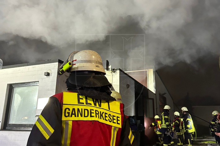 FW-OLL: Vollbrand einer Lagerhalle im Gewerbegebiet von Ganderkesee