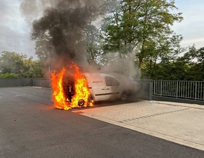 POL-ME: Transporter ausgebrannt: Polizei geht von Brandstiftung aus - Heiligenhaus - 2206027