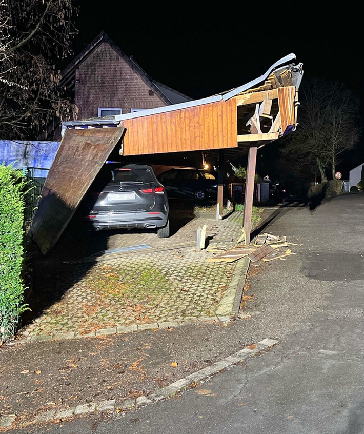 POL-MK: LKW-Fahrer demoliert Carport und flieht