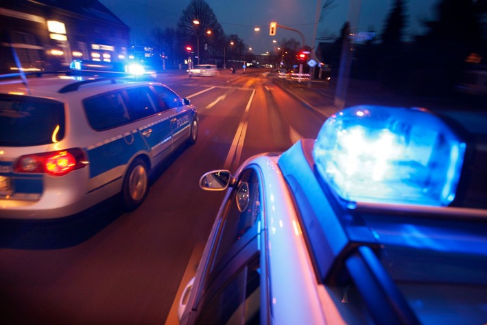 POL-ME: Streifenwagen mit Bierflaschen beworfen - Monheim - 1906044