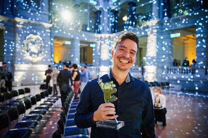 Netzlehrer Bob Blume gewann am 4. Aprill 2022 den Goldenen Blogger in der Königskategorie "Blogger des Jahres". / Weiterer Text über ots und www.presseportal.de/nr/129069 / Die Verwendung dieses Bildes ist für redaktionelle Zwecke unter Beachtung ggf. genannter Nutzungsbedingungen honorarfrei. Veröffentlichung bitte mit Bildrechte-Hinweis.