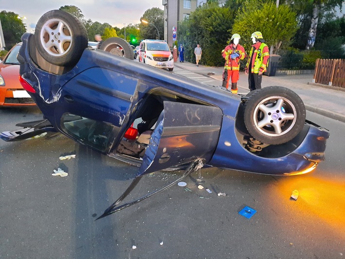 POL-ME: Alkoholisiert und ohne Führerschein mehrere Verkehrsunfälle verursacht - Auf der Flucht überschlagen - Velbert - 2006178