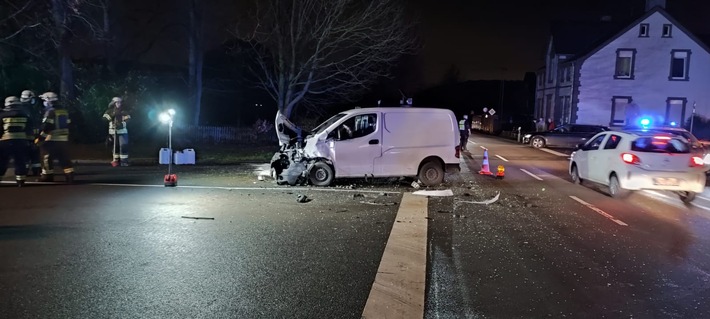 FW-EN: Wetter - Verkehrsunfall im Kreuzungsbereich