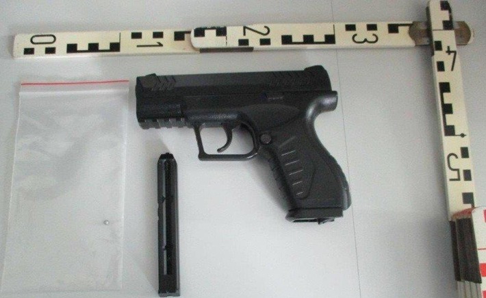 BPOL NRW: Schusswaffe und Messer festgestellt/ Bundespolizei leitet Ermittlungsverfahren ein
