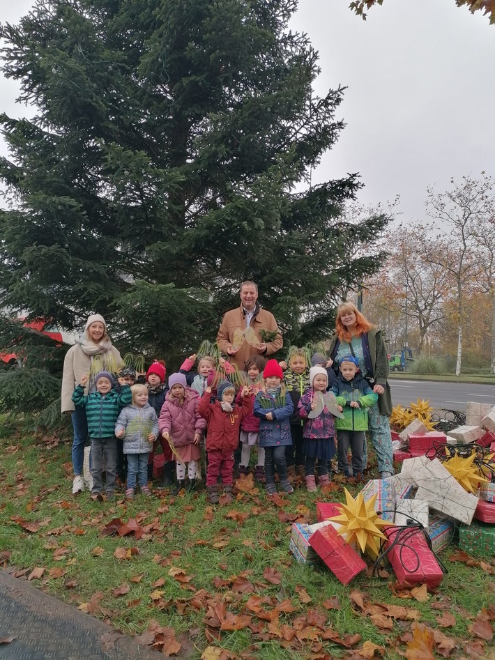 Weihnachtsbaum in Wersten erstrahlt jetzt mit Schutzengelflügeln