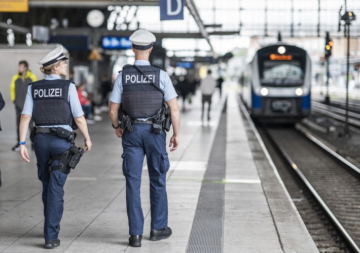 BPOL-HB: Riskante Flucht in Bremen: Bundespolizei holt Männer aus Bahngleisen