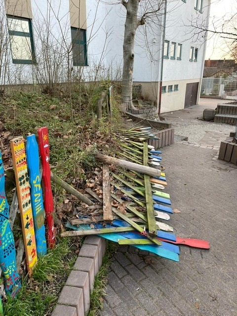 POL-MA: Nußloch / Rhein-Neckar-Kreis: Unbekannte zerstören Holzzaun und Insektenhotels von Schule