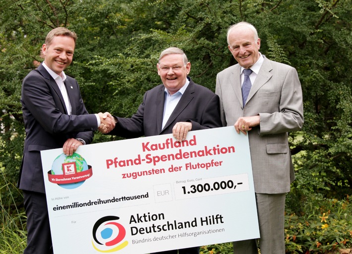 Kaufland übergibt Scheck in Höhe von 1,3 Millionen Euro an "Aktion Deutschland Hilft" zugunsten der Flutopfer (BILD)