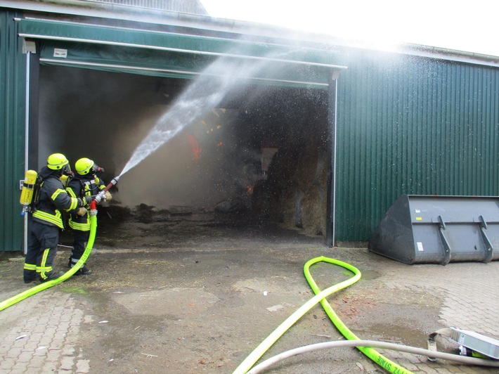 POL-STD: Großfeuer in Assel - 150 Feuerwehrleute im Einsatz