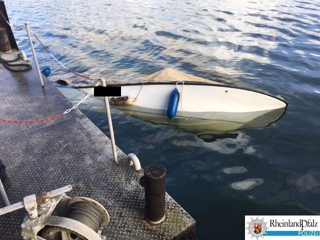PP-ELT: Gesunkenes Sportboot im Binger Hafen