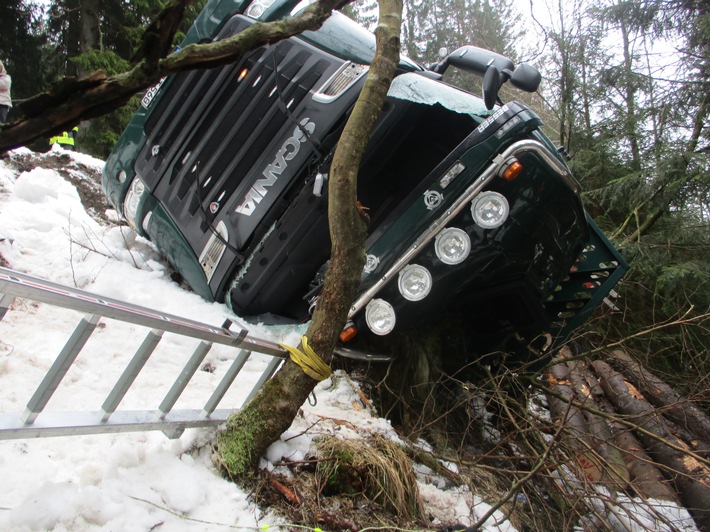 POL-GS: Abgeglittener Holztransporter im Nationalpark