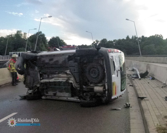 POL-PPWP: Kangoo zur Seite gedrängt - Unfallverursacher alkoholisiert