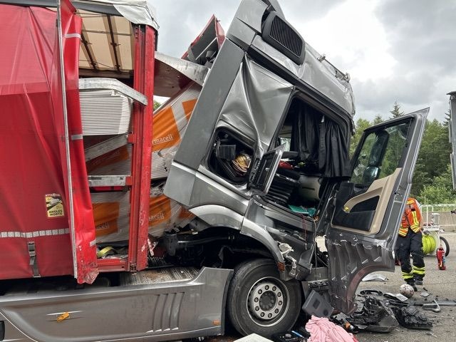 POL-OH: Unfall mit Verletzten auf der Autobahn A 7 - Autobahndreieck Fulda in Fahrtrichtung Landesgrenze Bayern - LKW fährt im Stauende auf LKW auf