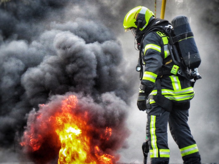 FW-NE: Brand in einem Wohngebäude mit Flachdach | Keine Verletzten Personen