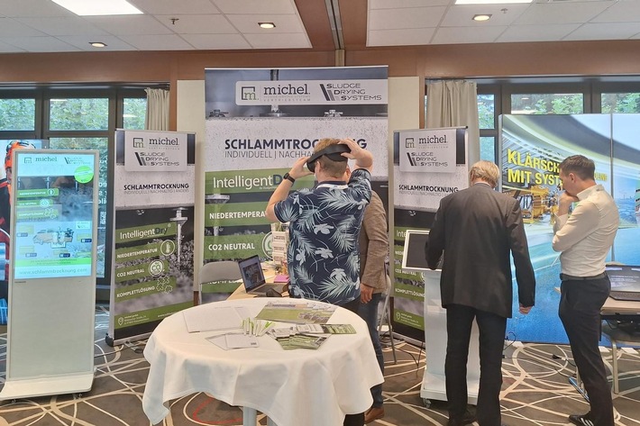 Thomas Spielmann und Markus Albert (michel gmbh) präsentieren die SDS-Trocknungstechnologie - schneller, smarter, effizienter! / Weiterer Text über ots und www.presseportal.de/nr/179333 / Die Verwendung dieses Bildes für redaktionelle Zwecke ist unter Beachtung aller mitgeteilten Nutzungsbedingungen zulässig und dann auch honorarfrei. Veröffentlichung ausschließlich mit Bildrechte-Hinweis.