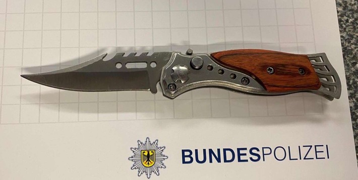 BPOL NRW: Bundespolizisten finden Springmesser und Drogen bei 25-Jährigem