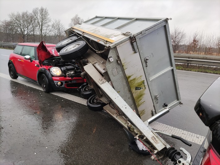 POL-DEL: Autobahnpolizei Ahlhorn: Pkw fährt auf Gespann auf ++ eine leichtverletzte Person ++ Fahrzeuge nicht mehr fahrbereit