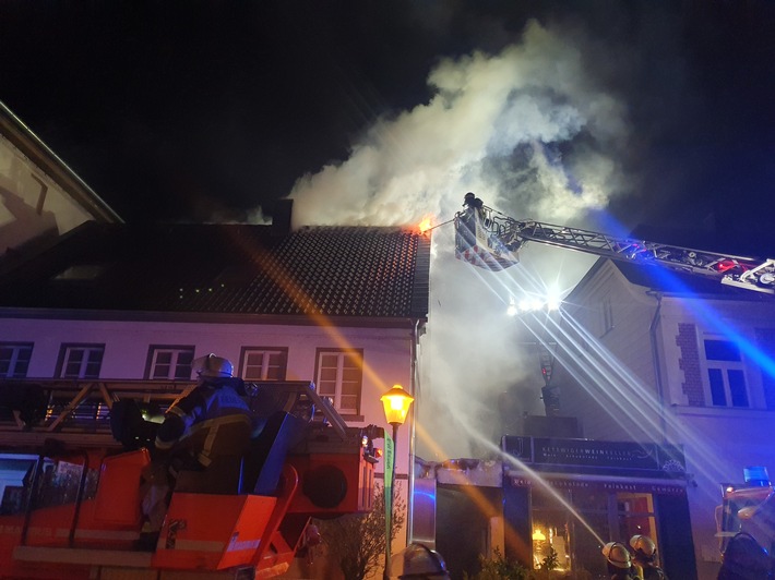 FW-E: Dachstuhlbrand in einem Fachwerkhaus - langwieriger Einsatz der Feuerwehr
