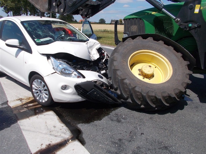 POL-MI: Abbiegender Traktor rammt Kleinwagen