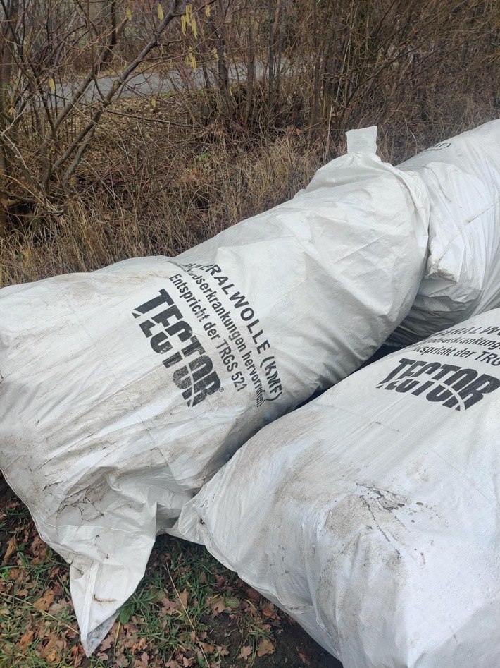 POL-SE: Bönningstedt - Unzulässige Müllablagerung von Dämmwolle - Zeugen gesucht