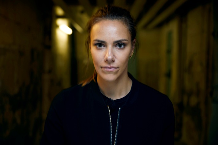 TV-Weltpremiere am kommenden Montag auf A&E: Neue Dokumentation "Total Control - Im Bann der Seelenfänger" mit Esther Sedlaczek