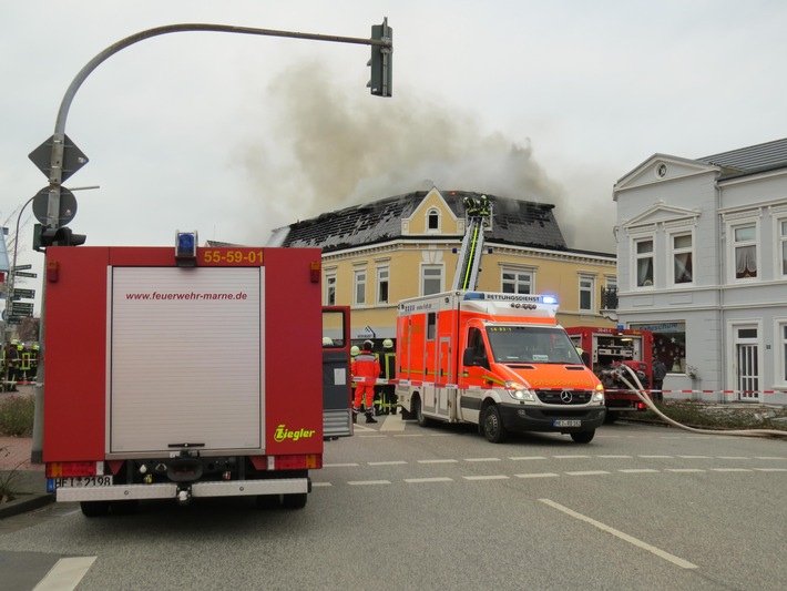 RKiSH: Großfeuer in Marne / Ein Feuerwehrmann tödlich verunglückt  / 200 Einsatzkräfte vor Ort