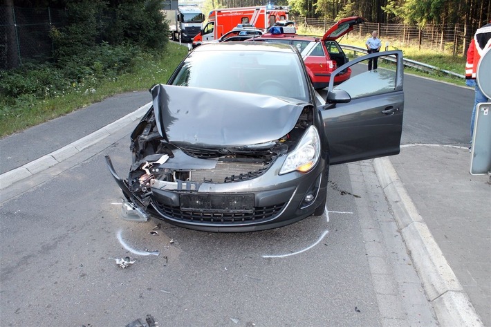 POL-OE: Zwei Verletzte bei Verkehrsunfall