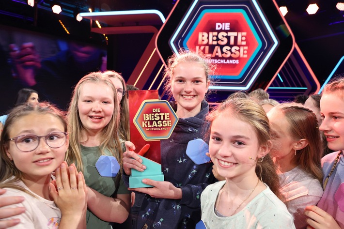 Schulklasse 7C vom Bertolt-Brecht-Gymnasium aus Schwarzenberg ist "Die beste Klasse Deutschlands" / Cleveres Schulteam aus Sachsen gewinnt das Superfinale der Herbststaffel