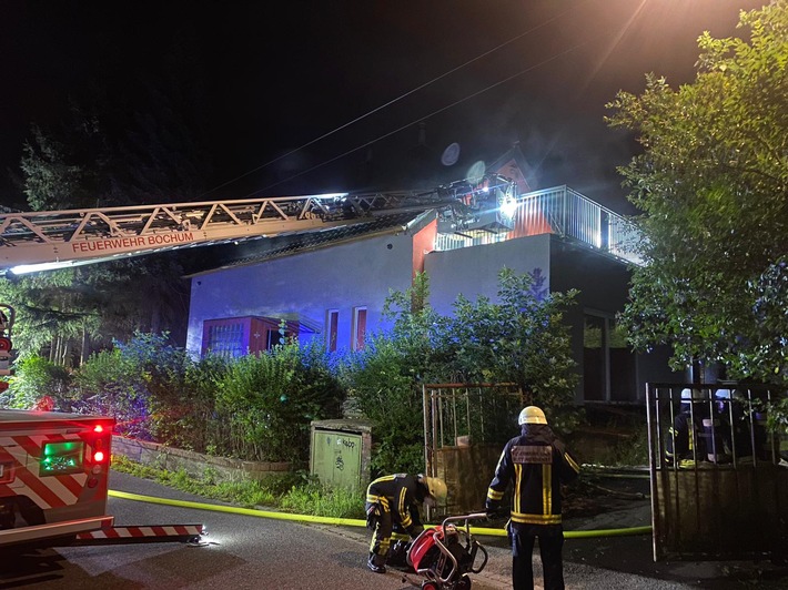 FW-BO: Wohnungsbrand in einem leerstehenden Fachwerkhaus in Bochum Langendreer