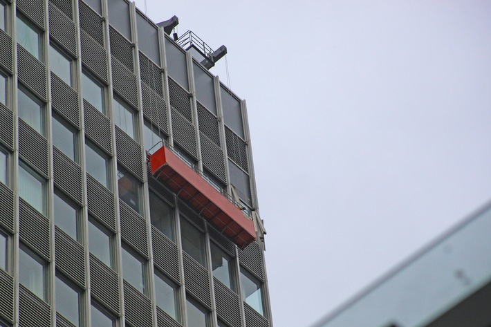 FW-E: Lose Schattierungselemente drohen aus 85 Meter Höhe herabzufallen, Höhenretter der Essener Feuerwehr im Einsatz am Postbankhaus