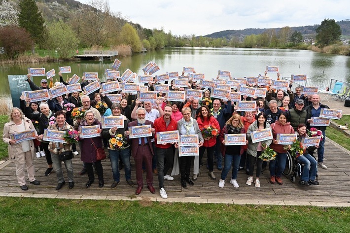 Feierstimmung am Badesee: In Plüderhausen in Baden-Württemberg haben die Monatsgewinner*innen zusammen mit Lotterie-Botschafterin Katarina Witt den Gewinn in Höhe von 1,4 Millionen Euro bejubelt. / Weiterer Text über ots und www.presseportal.de/nr/41583 / Die Verwendung dieses Bildes für redaktionelle Zwecke ist unter Beachtung aller mitgeteilten Nutzungsbedingungen zulässig und dann auch honorarfrei. Veröffentlichung ausschließlich mit Bildrechte-Hinweis.