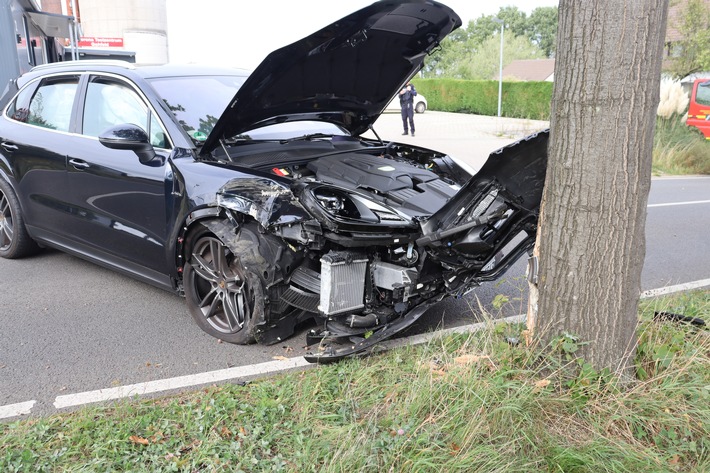 POL-HF: Verkehrsunfall mit Personenschaden- Porsche kollidiert mit Baum