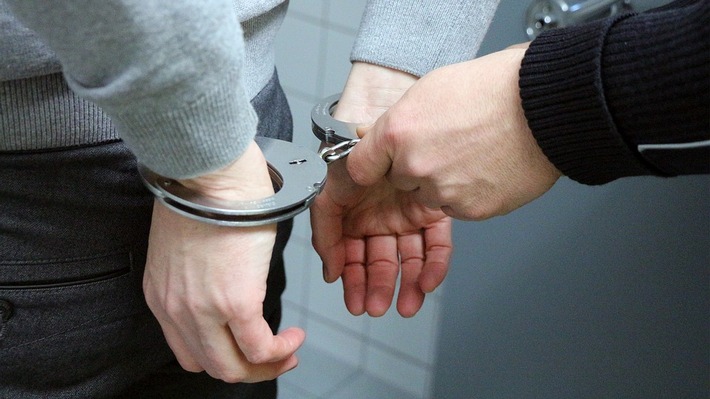 BPOL NRW: Bei 19-Jährigem klickten die Handschellen - Bundespolizisten vollstrecken Haftbefehl am Hauptbahnhof Hamm