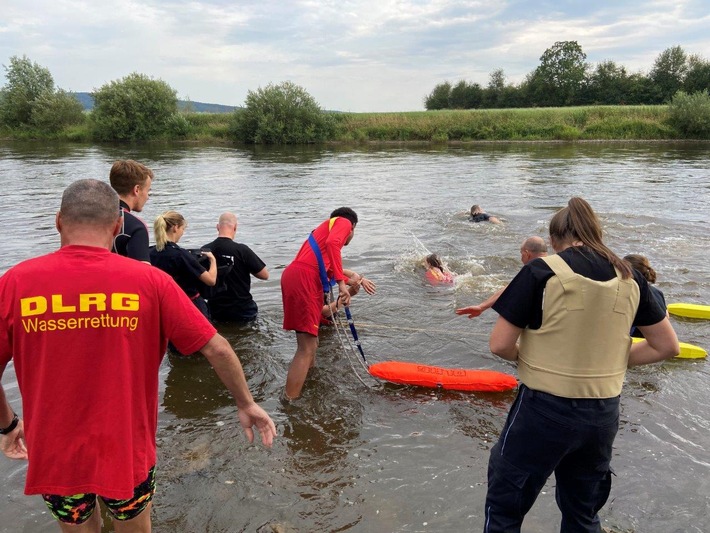 POL-NI: Person über Bord: "Hilfe, ich ertrinke!" Polizei übt zusammen mit DLRG und THW das Retten und Bergen von Personen aus der Weser