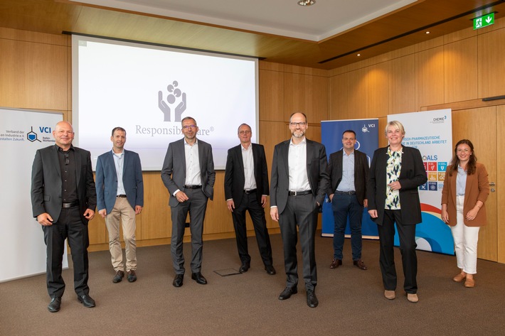 Responsible Care-Auszeichnung im VCI Baden-Württemberg zu Klimaschutz: DSM für Gesamtkonzept ausgezeichnet l Evonik und Roche erhalten Sonderpreise